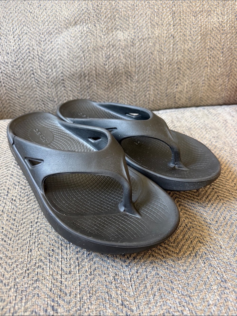 OOFOS OOlala Luxe Unisex Black Thong Flip Flop Sandals Size M7/W9 (Eu:40)